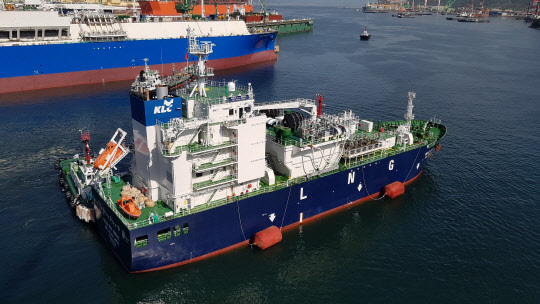 3)한국엘엔지벙커링(주)의 최초 STS 방식LNG벙커링작업을 수행한 제주 2호선. 가스공사 제공